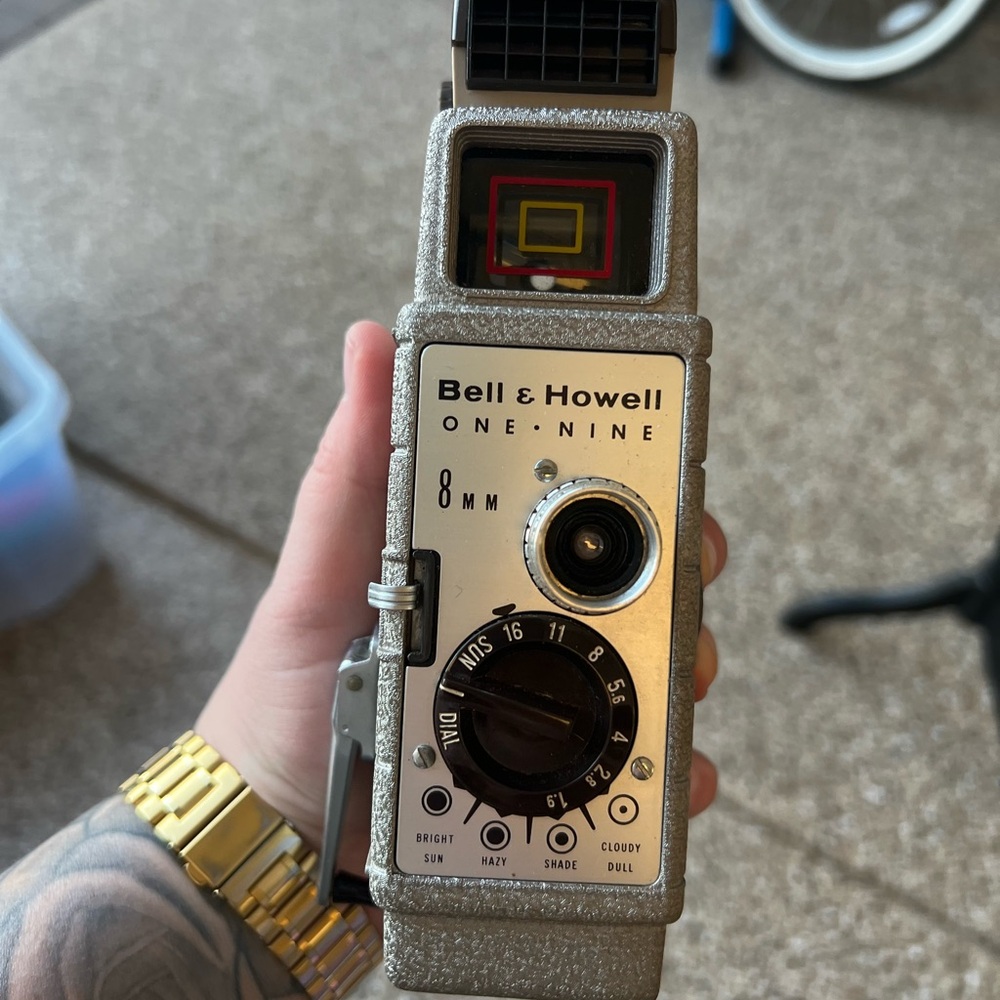 BELL & HOWELL 220 Two Twenty Vintage Movie Camera COMAT f/2.5 10mm Lens USA